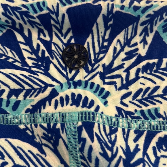 Lilly Pulitzer Luxletic UPF 50+ Weekender Cropped Leggings Whisper Blue - Picture 3 of 4